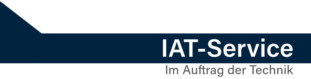 Logo mit iat-service-Schriftzug und dem Slogan Im Auftrag der Technik auf dunkelblauem Balken